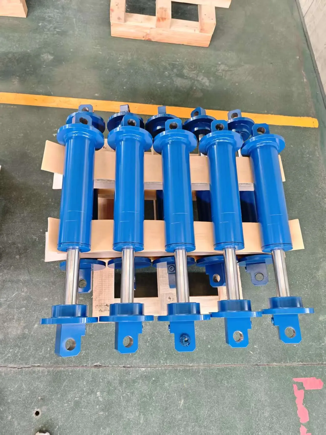 准备交付的一批双作用船用液压缸