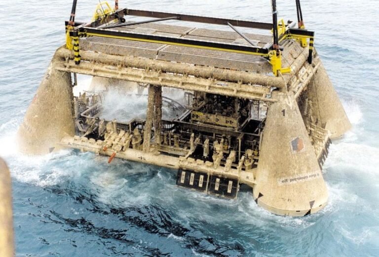 Splash zone crossing of subsea structure
